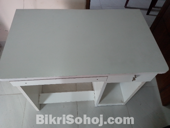 Computer Table বিক্রি হবে।